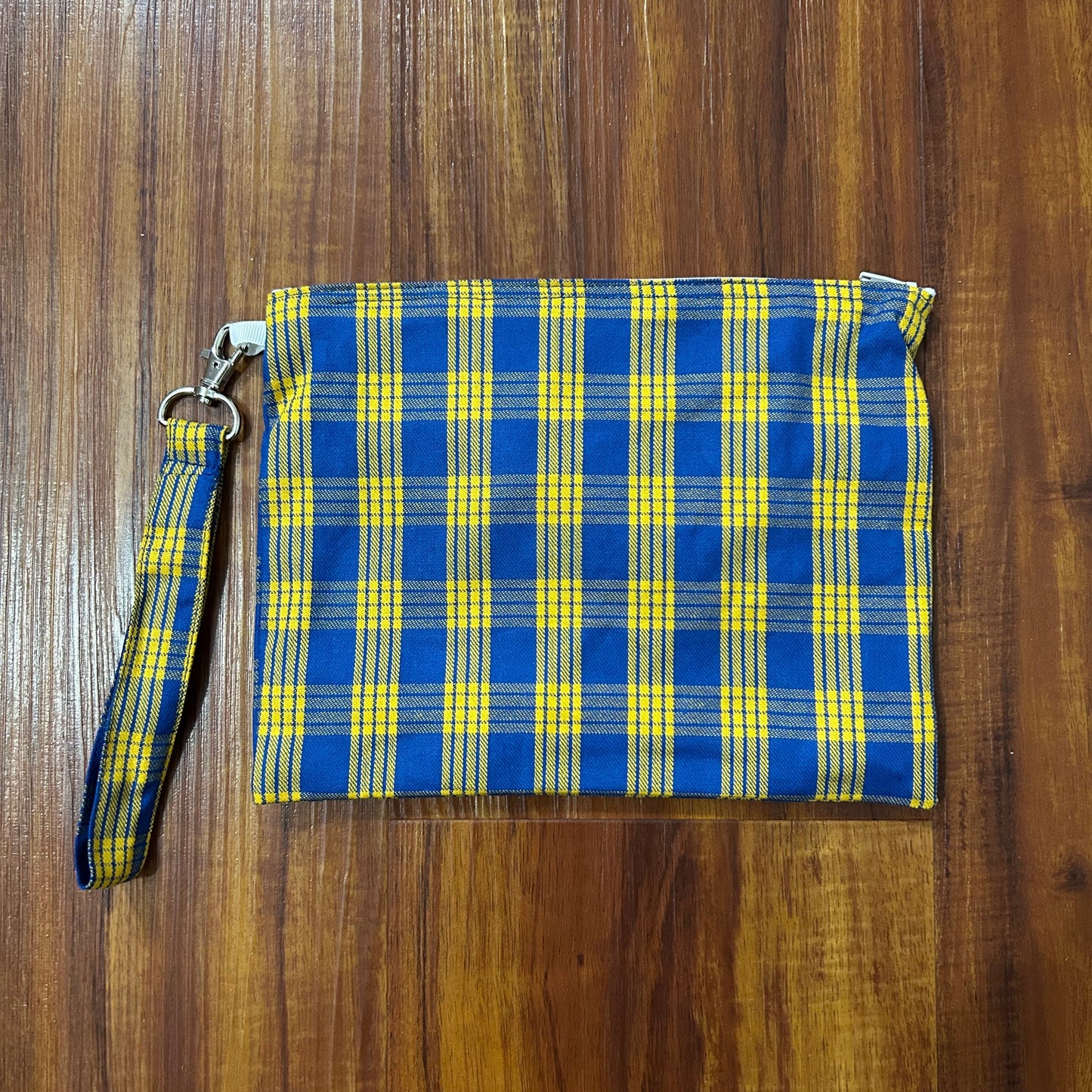 Holoholo 'Eke Li'i Wristlet