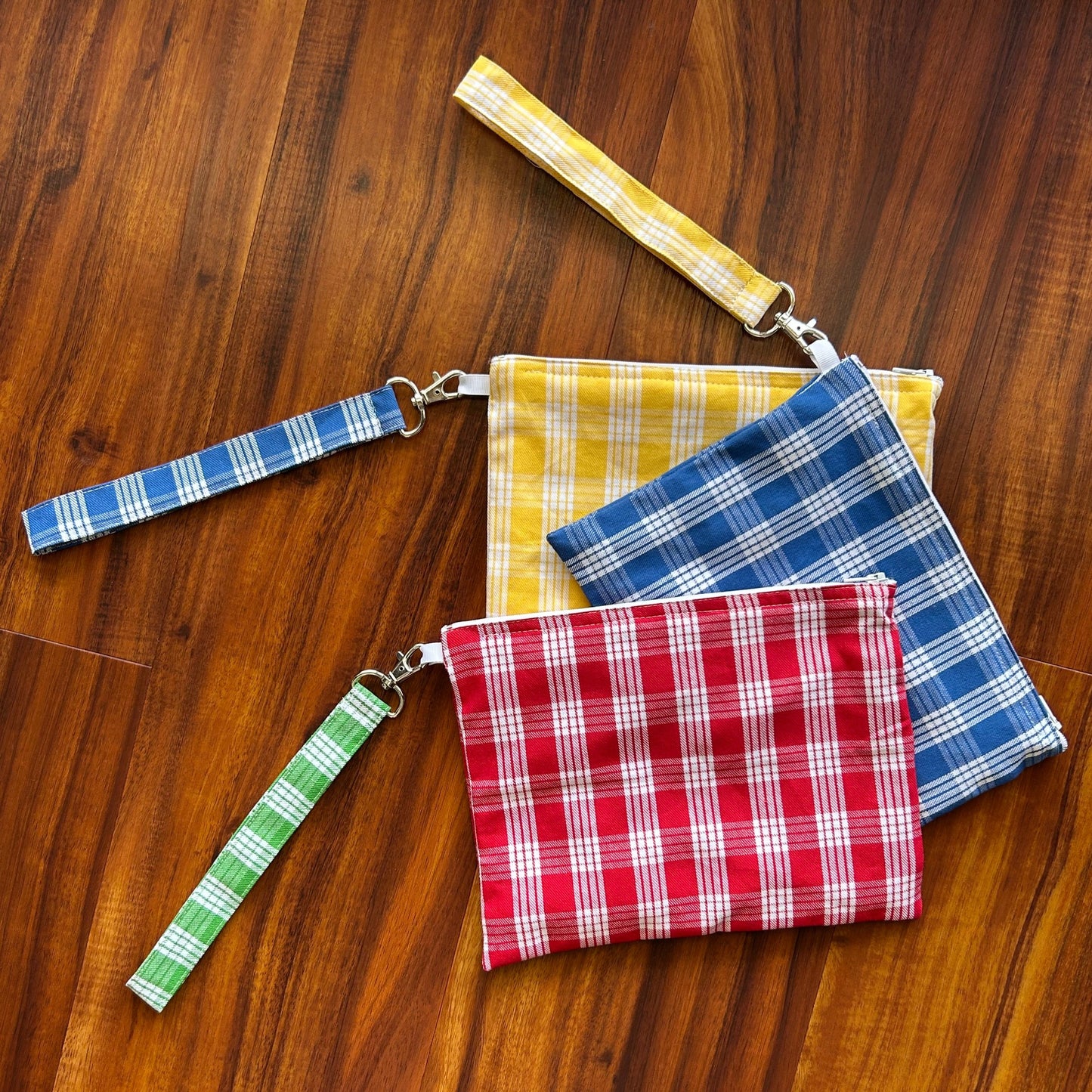 Holoholo 'Eke Li'i Wristlet